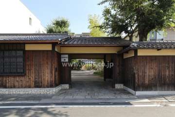 伝統的建造物の指定を受けた長屋門