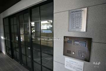 エントランスはオートロック付きです。