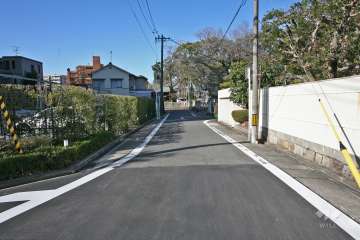 敷地北側の前面道路（東側から）