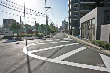 敷地東側の前面道路（北側から）