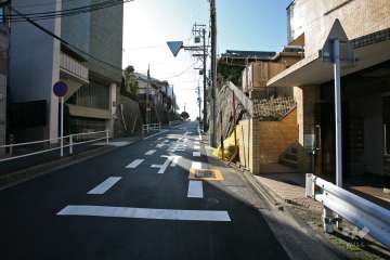敷地東側の前面道路（北側から）