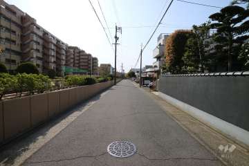 敷地北側の前面道路（東側から）