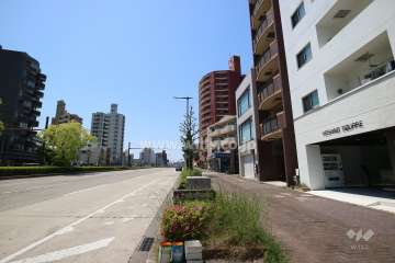 シャンボール芳野の遠景。周辺は住宅の他、店舗や事務所などが混在する街です。