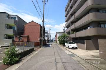 敷地南側の前面道路（東側から）
