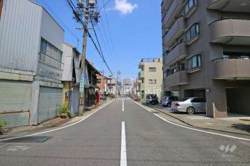 敷地西側の前面道路（南側から）