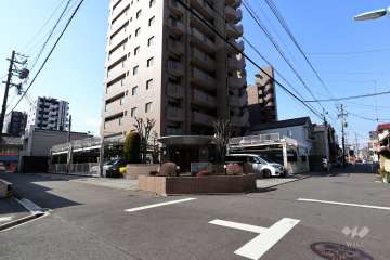 敷地北側と東側の前面道路（北東側から）