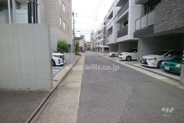 敷地西側の前面道路（北側から）