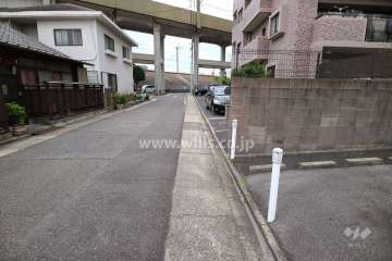 敷地の西側前面道路（南側から）