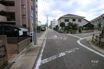 敷地の西側前面道路（北側から）