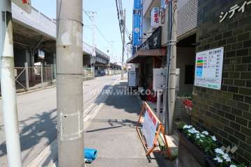 敷地西側の前面道路（南側から）