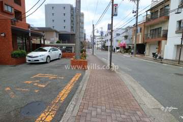 敷地の北側前面道路（東側から）