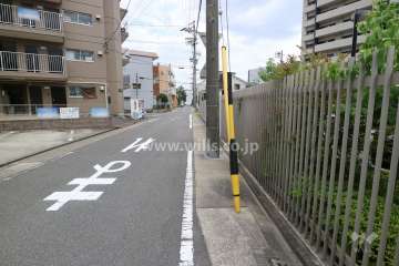 敷地北側の前面道路（西側から）
