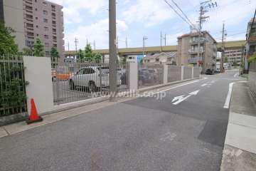 敷地東側の前面道路（南側から）