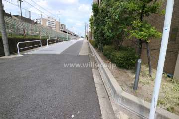 敷地北西側の前面道路（南西側から）