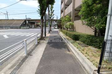 敷地南西側の前面道路（南東側から）