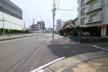 敷地東側の前面道路（北側から）