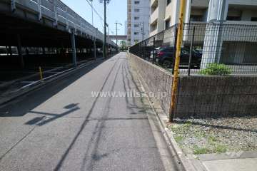 敷地の東側前面道路（北側から）