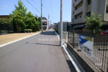 敷地の西側前面道路（南側から）