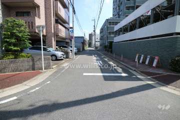 敷地東側の前面道路（北側から）