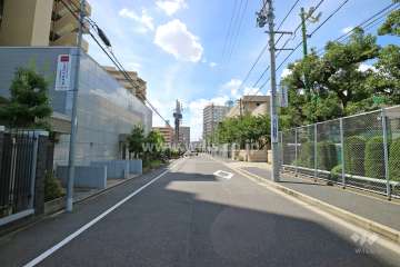敷地北側の前面道路（西側から）