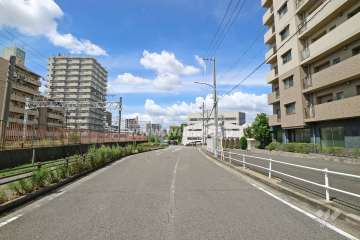 敷地西側の前面道路（南側から）