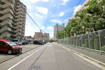 敷地北側の前面道路（東側から）
