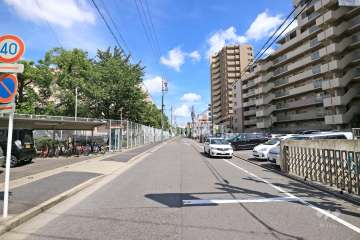 敷地北側の前面道路（西側から）