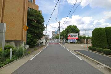 敷地西側の前面道路（北側から）
