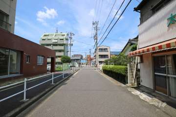 敷地東側の前面道路（南側から）