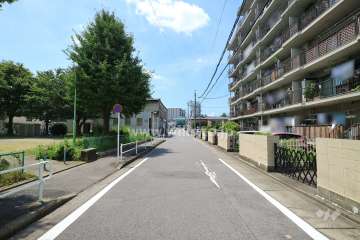 敷地南側の前面道路（東側から）