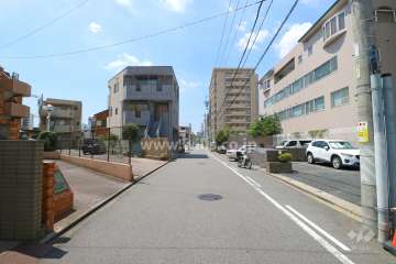 敷地北側の前面道路（西側から）