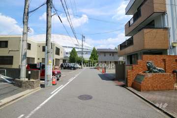 敷地北側の前面道路（東側から）