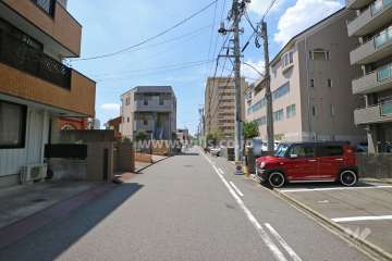 敷地南側の前面道路（東側から）