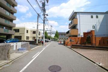 敷地南側の前面道路（西側から） 