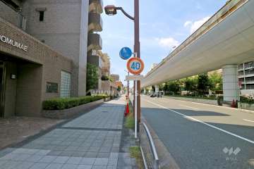 敷地北側の前面道路（東側から） 