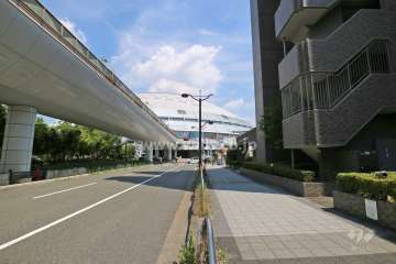 敷地北側の前面道路（西側から） 