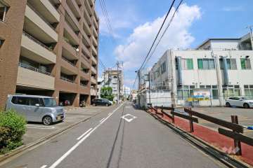 敷地南側の前面道路（西側から）