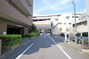 敷地東側の前面道路（南側から）