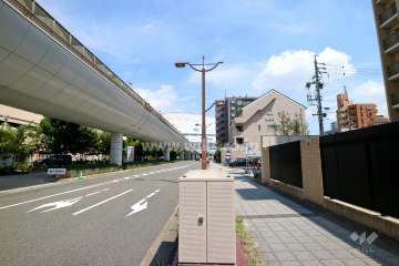 敷地北側の前面道路（西側から）
