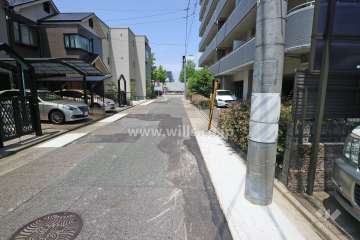敷地の南側前面道路（東側から）