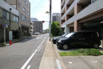 敷地の南側前面道路（東側から）
