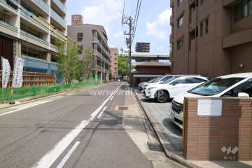 敷地の北側前面道路（西側から）