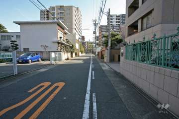 敷地北側の前面道路（西側から）