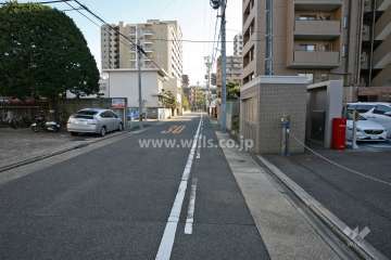 敷地北側の前面道路(西側から)