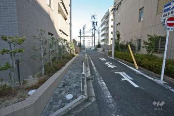 敷地東側の前面道路（南側から）