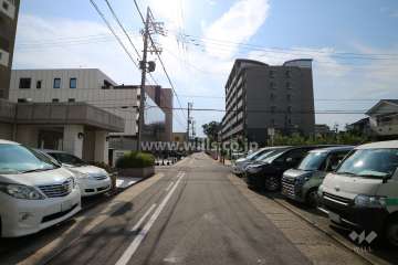 敷地北側の前面道路（東側から）