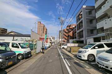 敷地北側の前面道路（西側から）