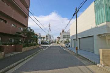 敷地東側の前面道路（南側から）