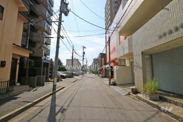 敷地北側の前面道路（東側から）