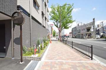 敷地南側の前面道路。四車線の国道です。